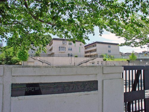 町田市三輪緑山２丁目の中古一戸建て(町田市立三輪小学校)