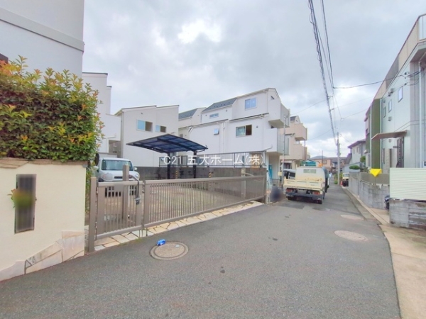 市川市新井1丁目の新築一戸建(前面道路含む現地写真)