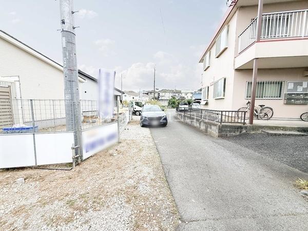 八王子市小宮町 新築一戸建て・全2棟 1号棟(前面道路含む現地写真)