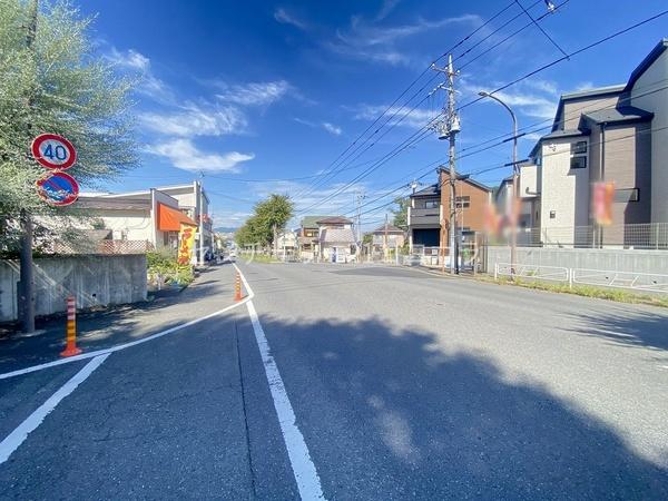 八王子市散田町5丁目の中古一戸建て(前面道路含む現地写真)