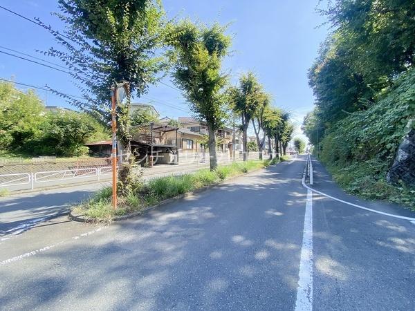 八王子市散田町5丁目の中古一戸建て(前面道路含む現地写真)