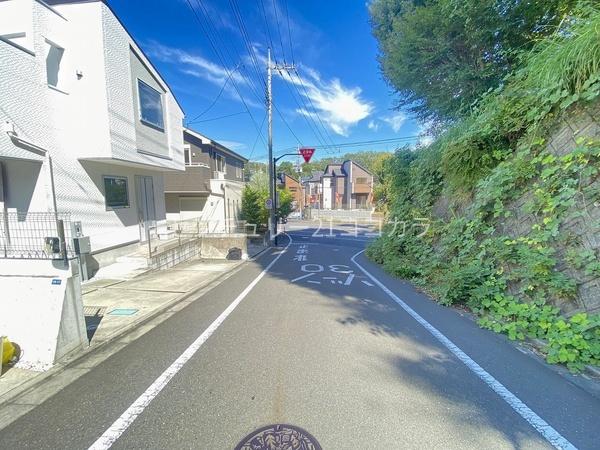 八王子市散田町5丁目の中古一戸建て(前面道路含む現地写真)