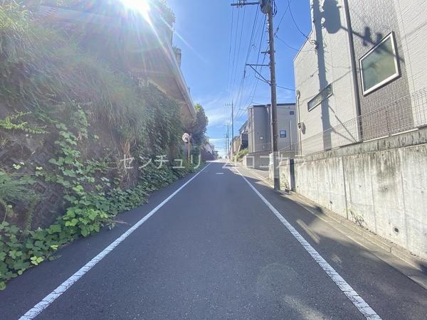 八王子市散田町5丁目の中古一戸建て(前面道路含む現地写真)