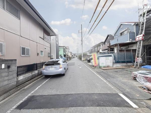 八王子市上壱分方町 新築一戸建て・全2棟 2号棟(前面道路含む現地写真)
