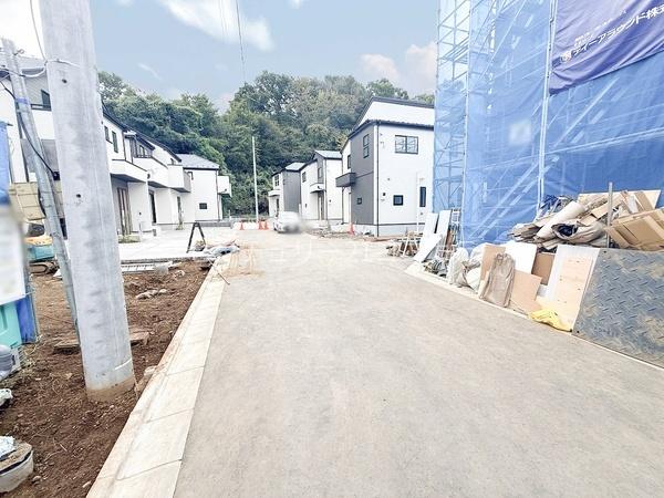 八王子市元八王子町 新築一戸建て・全11棟 2号棟(前面道路含む現地写真)
