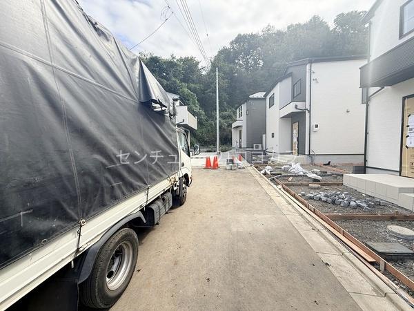 八王子市元八王子町 新築一戸建て・全11棟 9号棟(前面道路含む現地写真)