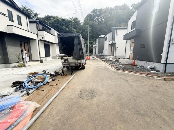 八王子市元八王子町 新築一戸建て・全11棟 10号棟(前面道路含む現地写真)