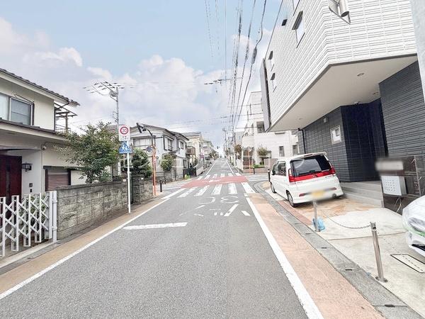 八王子市子安町 新築一戸建て・全2棟 2号棟(前面道路含む現地写真)