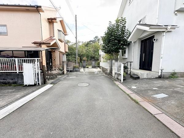八王子市元八王子町3丁目の中古一戸建て(前面道路含む現地写真)