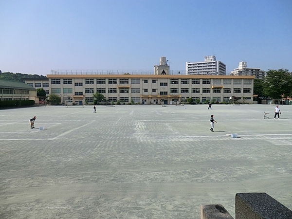 高尾パークハイツＡ棟(八王子市立浅川小学校)