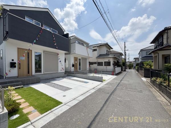 越谷市大字上間久里の新築一戸建(前面道路含む現地写真)