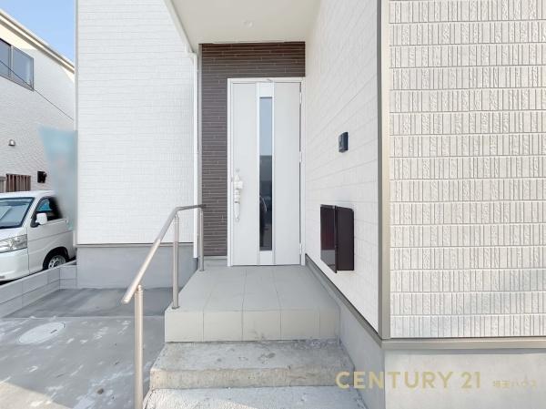 春日部市本田町1丁目の新築一戸建(玄関)