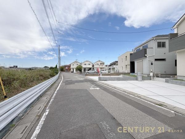 蓮田市藤ノ木1丁目の新築一戸建(前面道路含む現地写真)
