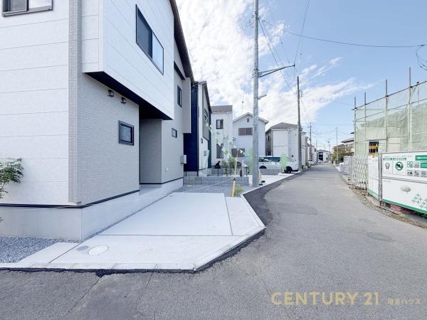 白岡市小久喜の新築一戸建(前面道路含む現地写真)