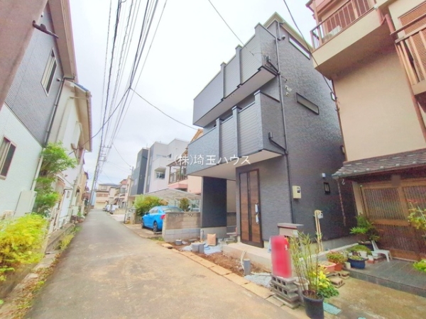 越谷市蒲生東町の新築一戸建(前面道路含む現地写真)