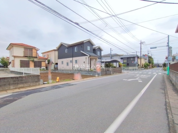 越谷市千間台西6丁目の新築一戸建(前面道路含む現地写真)
