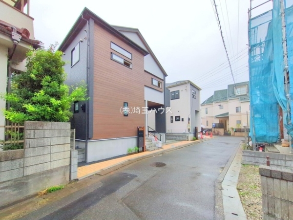 草加市新里町の新築一戸建(前面道路含む現地写真)