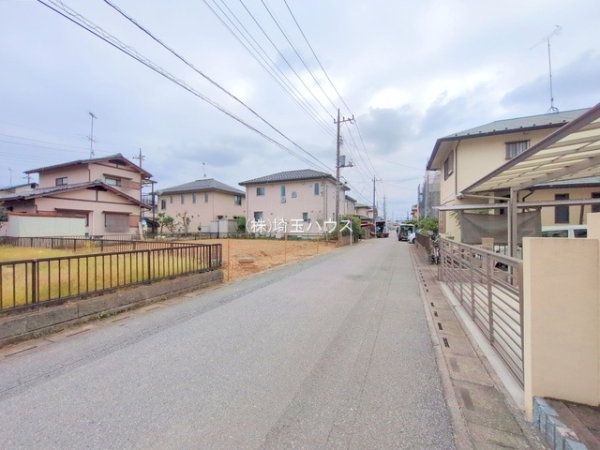 久喜市桜田4丁目の新築一戸建(前面道路含む現地写真)