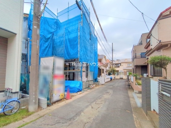 越谷市赤山町2丁目の新築一戸建(前面道路含む現地写真)