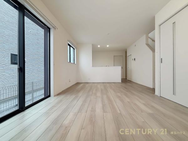 春日部市粕壁東6丁目の新築一戸建(リビング)