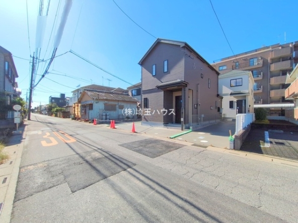 春日部市粕壁東6丁目の新築一戸建(前面道路含む現地写真)