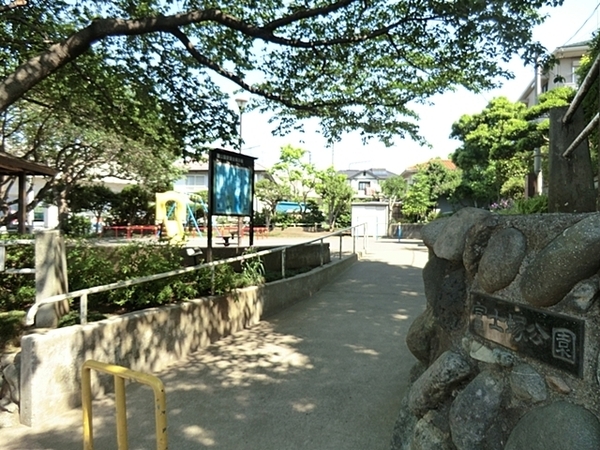 泉区下飯田町(富士塚公園)