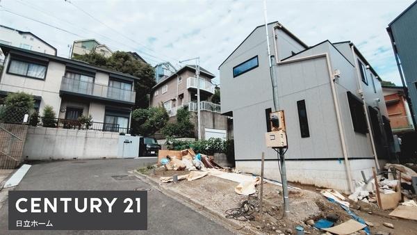 金沢区富岡西4丁目 全2棟1号棟(前面道路含む現地写真)