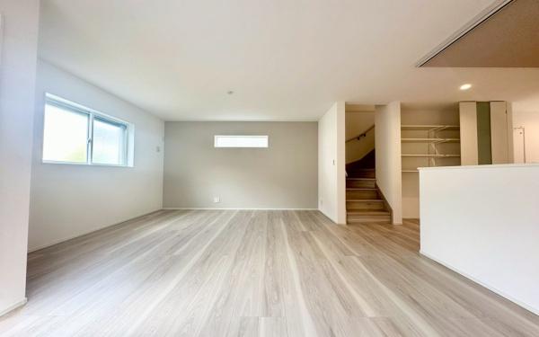 保土ヶ谷区上菅田町 全2棟B号棟(リビング)