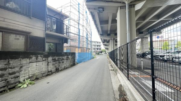 鶴見区小野町 A号棟(前面道路含む現地写真)