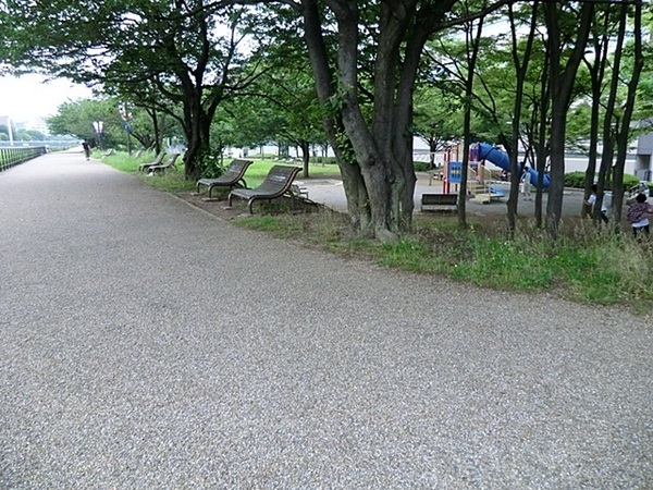 新横浜ヴォアール(新横浜駅前公園)