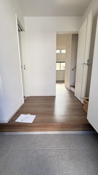 泉区和泉中央北3丁目 全3棟3号棟(玄関)