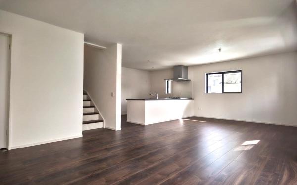 青葉区荏子田1丁目 全4棟3号棟(リビング)