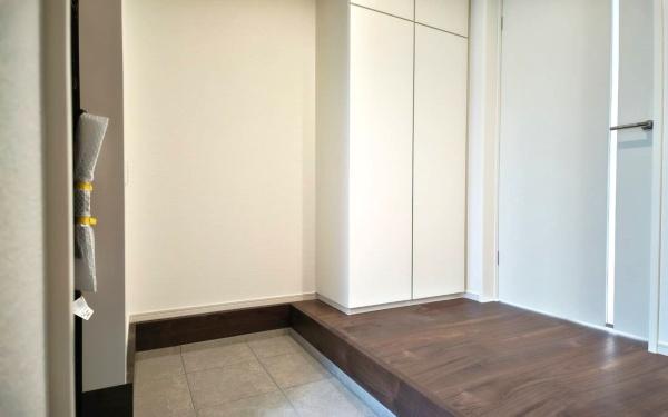 青葉区荏子田1丁目 全4棟3号棟(玄関)