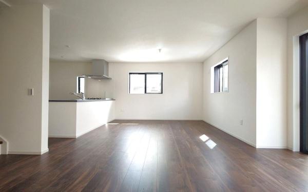 青葉区荏子田1丁目 全4棟3号棟(リビング)