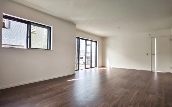 青葉区荏子田1丁目 全4棟3号棟(リビング)