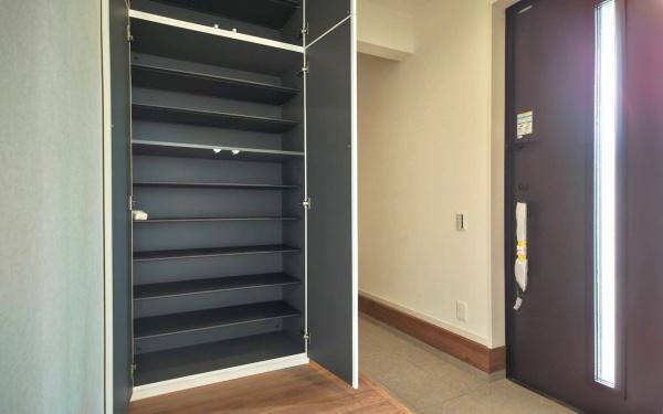 青葉区荏子田1丁目 全4棟4号棟(玄関)