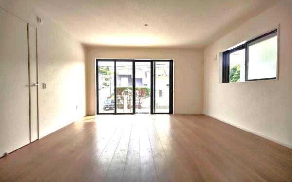 青葉区荏子田1丁目 全4棟4号棟(リビング)