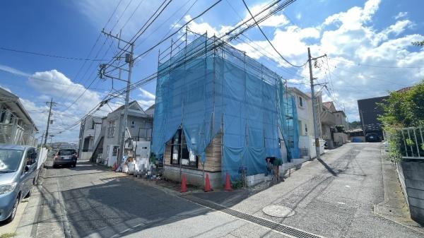 川崎市麻生区片平1丁目の新築一戸建(前面道路含む現地写真)