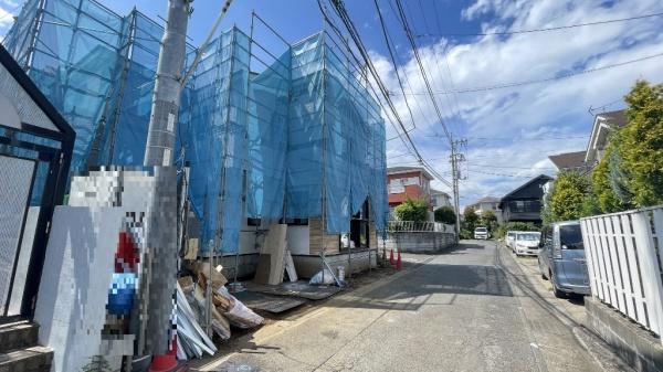 川崎市麻生区片平1丁目の新築一戸建(前面道路含む現地写真)
