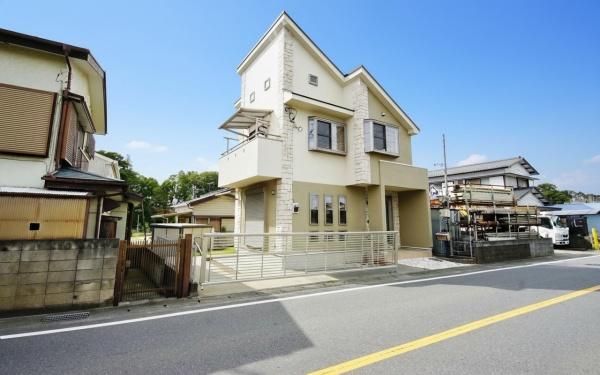 横浜市泉区上飯田町の中古一戸建て(前面道路含む現地写真)