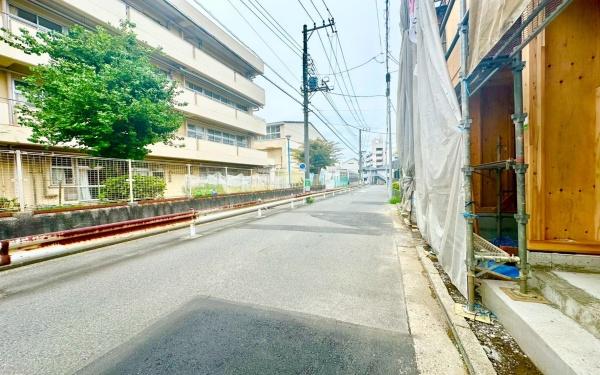 磯子区久木町 全4棟1号棟(前面道路含む現地写真)