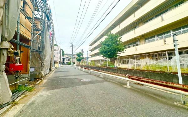 磯子区久木町 全4棟1号棟(前面道路含む現地写真)