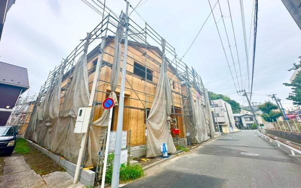 磯子区久木町 全4棟1号棟(前面道路含む現地写真)