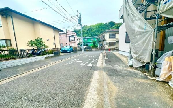 磯子区久木町 全4棟2号棟(前面道路含む現地写真)