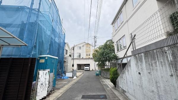 川崎市宮前区東有馬2丁目の新築一戸建(前面道路含む現地写真)