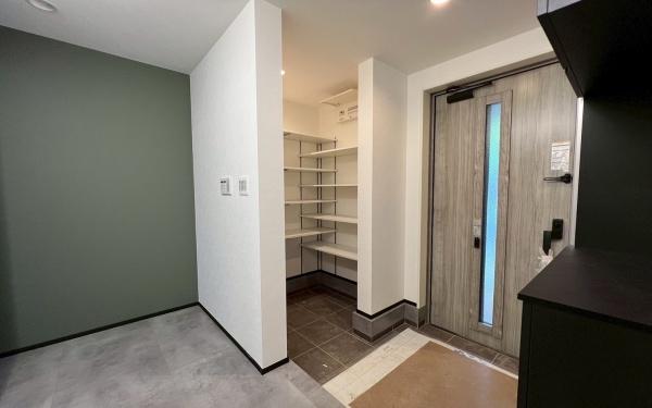 中区本牧荒井 全2棟B号棟(玄関)