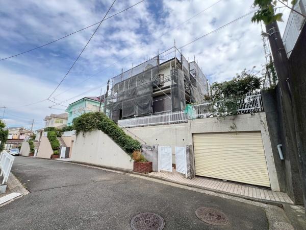 横浜市栄区飯島町の中古一戸建て(前面道路含む現地写真)