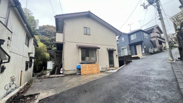横浜市神奈川区菅田町の中古一戸建て(前面道路含む現地写真)