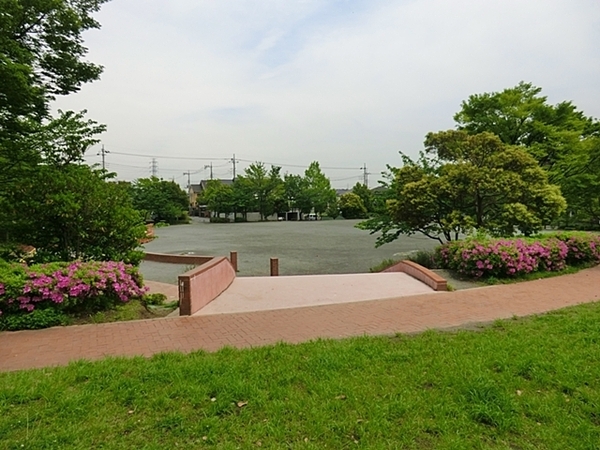 緑区長津田町　全４棟３号棟(あかね台熊の谷公園)