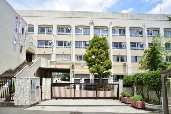 川崎市高津区溝口６丁目の新築一戸建(川崎市立西高津中学校)